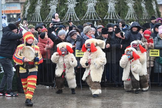 Mii de oameni s-au bucurat vineri de parada urătorilor și obiceiurilor de iarnă din centrul Sucevei