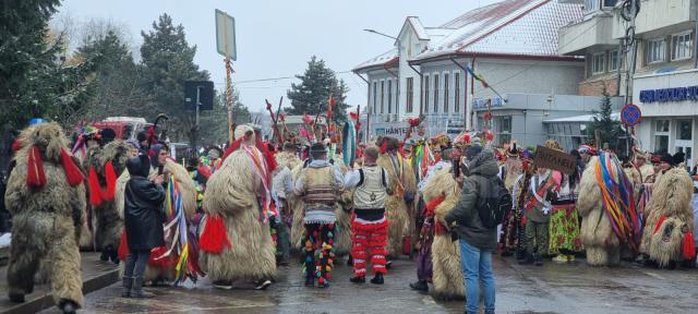 Mii de oameni s-au bucurat vineri de parada urătorilor și obiceiurilor de iarnă din centrul Sucevei