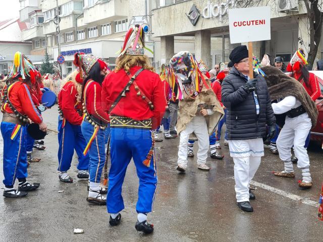 Mii de oameni s-au bucurat vineri de parada urătorilor și obiceiurilor de iarnă din centrul Sucevei