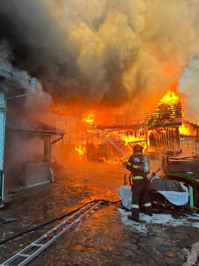 Un puternic incendiu a izbucnit luni după-amiază, într-o gospodărie din Marginea