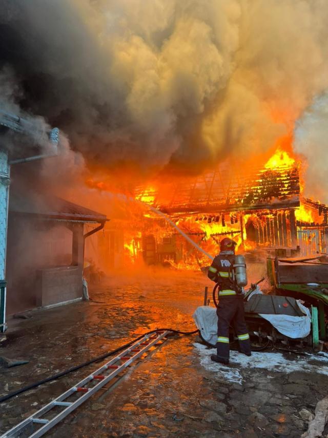 Un puternic incendiu a izbucnit luni după-amiază, într-o gospodărie din Marginea