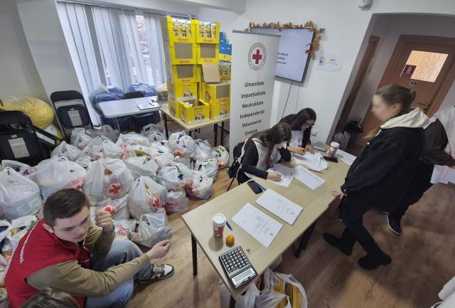 Crucea Roșie Suceava, alături de familiile nevoiașe din județ