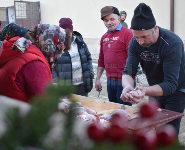 Credincioși din Parohia „Sf. Ierarh Nicolae” Ciumârna au dus „bunicilor” de la Solca, pentru al optulea an, „gustul sărbătorilor de acasă”