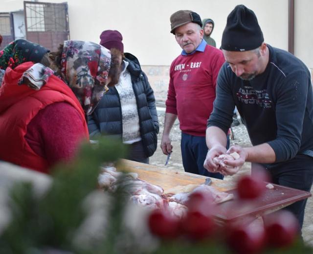 Credincioși din Parohia „Sf. Ierarh Nicolae” Ciumârna au dus „bunicilor” de la Solca, pentru al optulea an, „gustul sărbătorilor de acasă”