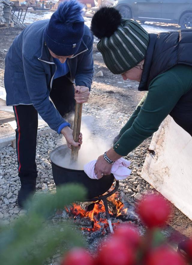 Credincioși din Parohia „Sf. Ierarh Nicolae” Ciumârna au dus „bunicilor” de la Solca, pentru al optulea an, „gustul sărbătorilor de acasă”