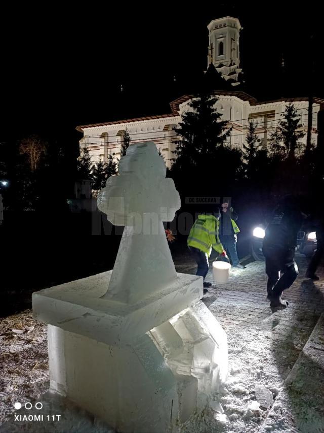 Ultimele pregătiri ale altarului de gheață de la Biserica Sf. Gheorghe din Bosanci