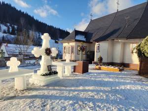 „Altar” și cruce de gheață, în curtea Bisericii „Sf. Ierarh Nicolae” Ciumârna