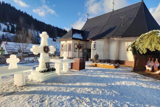 „Altar” și cruce de gheață, în curtea Bisericii „Sf. Ierarh Nicolae” Ciumârna