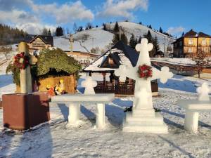 „Altar” și cruce de gheață, în curtea Bisericii „Sf. Ierarh Nicolae” Ciumârna