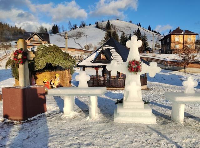 „Altar” și cruce de gheață, în curtea Bisericii „Sf. Ierarh Nicolae” Ciumârna