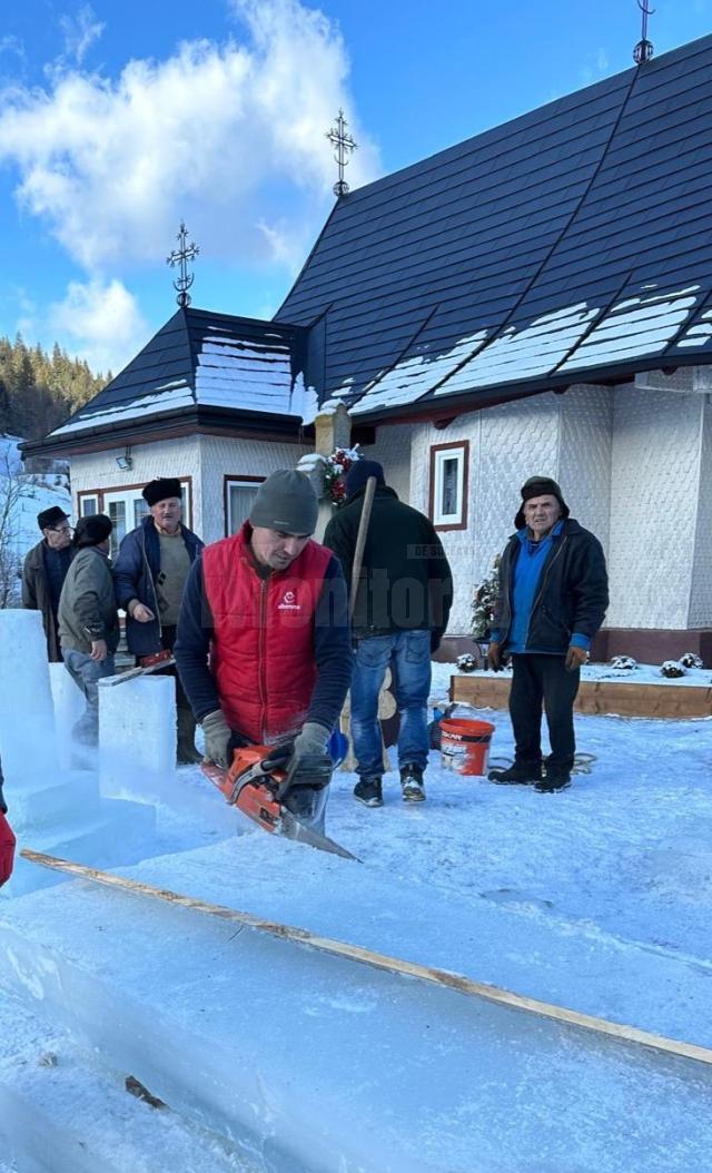 „Altar” și cruce de gheață, în curtea Bisericii „Sf. Ierarh Nicolae” Ciumârna