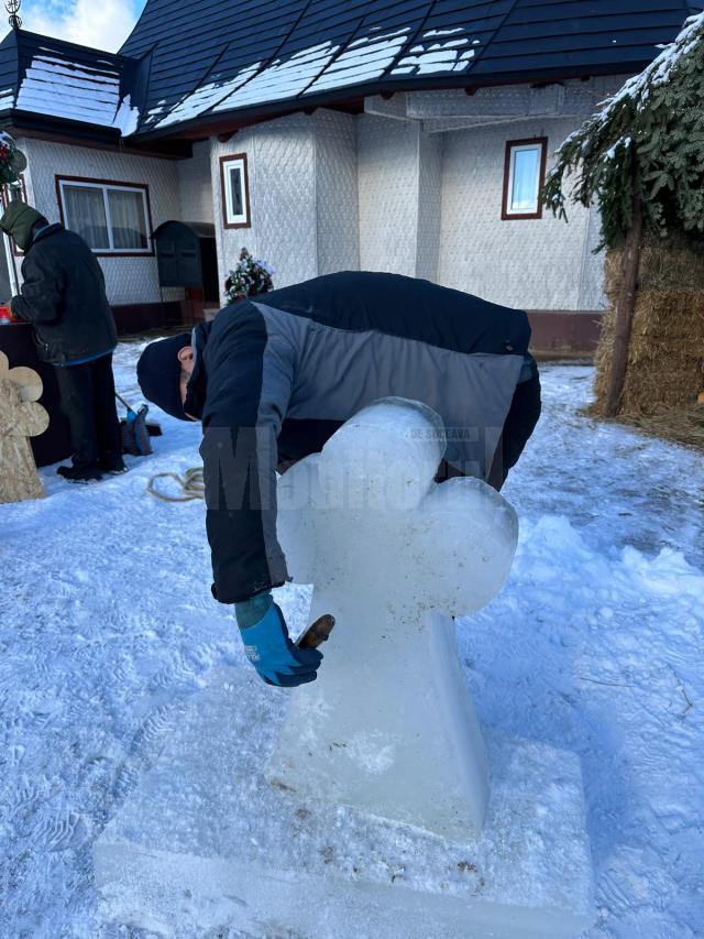 „Altar” și cruce de gheață, în curtea Bisericii „Sf. Ierarh Nicolae” Ciumârna