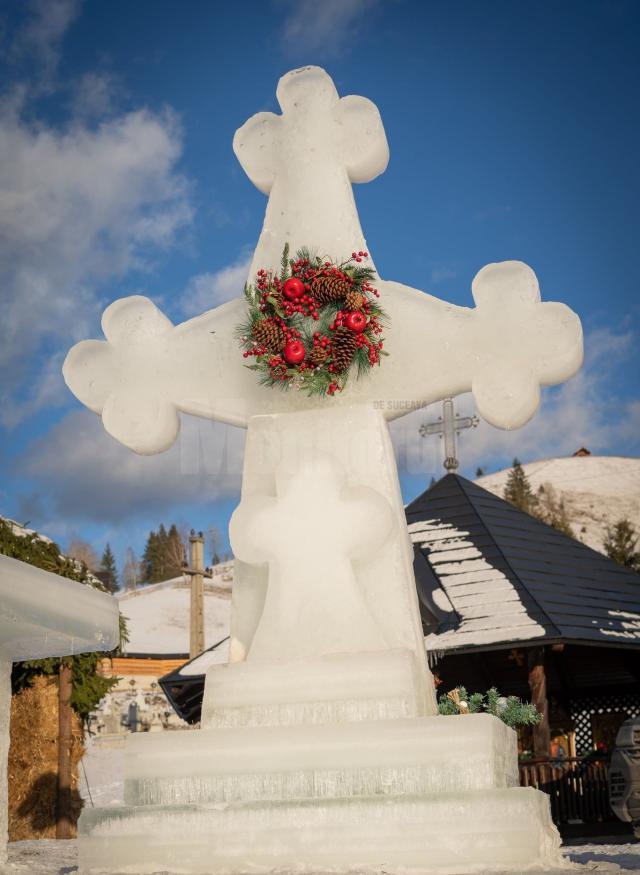 „Altar” și cruce de gheață, în curtea Bisericii „Sf. Ierarh Nicolae” Ciumârna