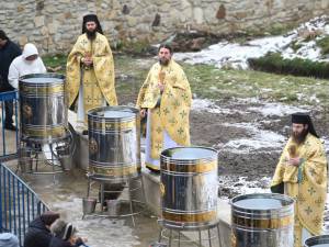 Sfânta Liturghie de Bobotează, în curtea Mănăstirii „Sfântul Ioan cel Nou” Suceava