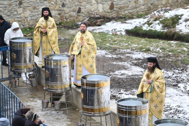 Sfânta Liturghie de Bobotează, în curtea Mănăstirii „Sfântul Ioan cel Nou” Suceava