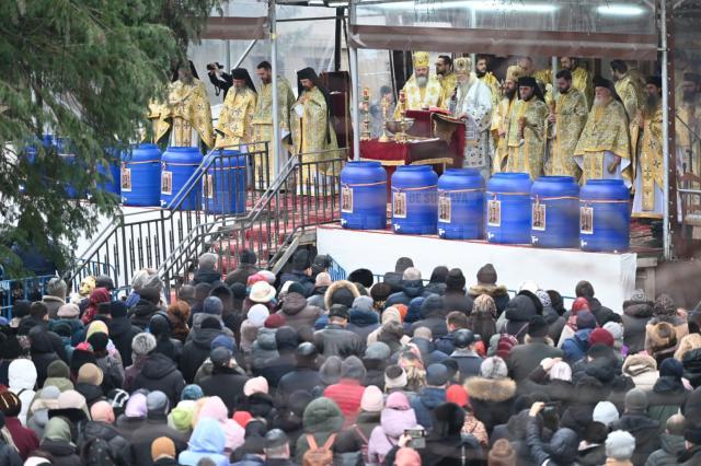 Sfânta Liturghie de Bobotează, în curtea Mănăstirii „Sfântul Ioan cel Nou” Suceava