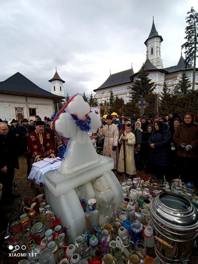 Credincioși in jurul altarului cu cruce de gheață la Bosanci