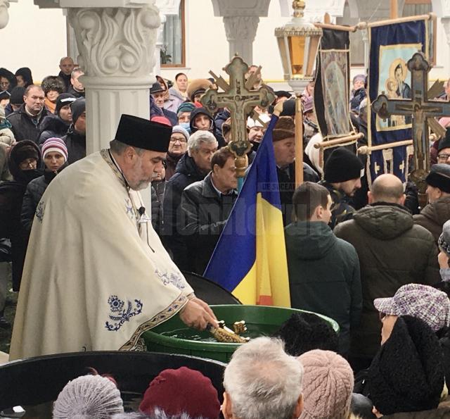 La Bobotează, cruci de gheaţă şi la Fălticeni