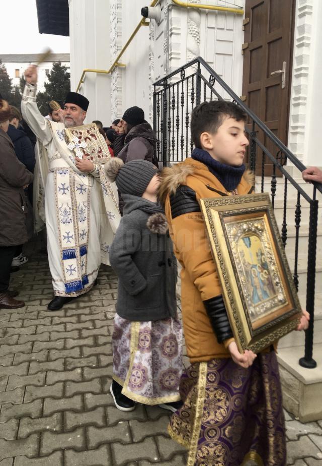 La Bobotează, cruci de gheaţă şi la Fălticeni