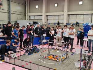 Competiție strânsă între roboți creați de liceeni, într-un eveniment regional, organizat la Suceava