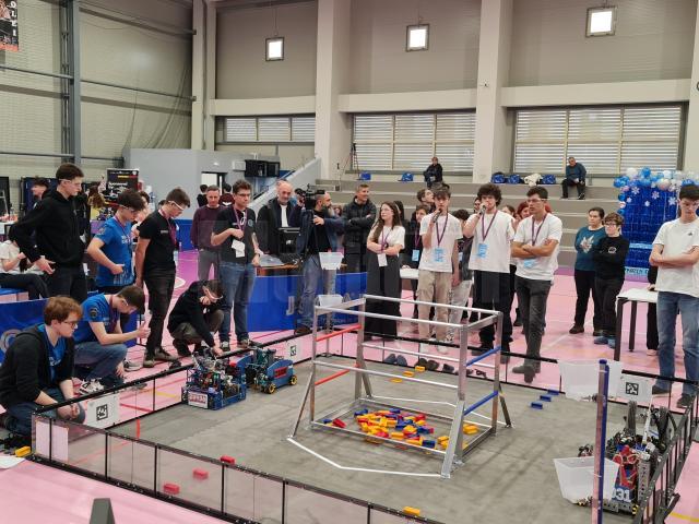 Competiție strânsă între roboți creați de liceeni, într-un eveniment regional, organizat la Suceava