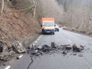 Căderi de piatră pe DN 17 B, la Crucea