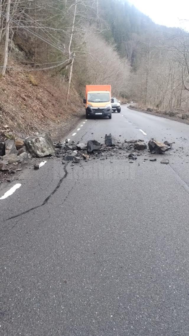 Căderi de piatră pe DN 17 B, la Crucea