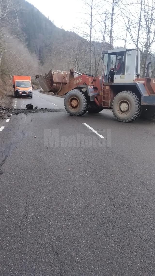 Căderi de piatră pe DN 17 B, la Crucea. Șoferii, îndemnați la prudență