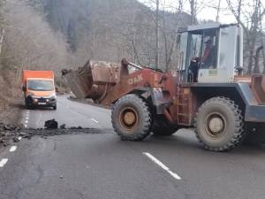 Căderi de piatră pe DN 17 B, la Crucea