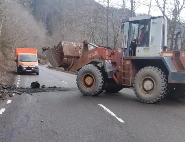 Căderi de piatră pe DN 17 B, la Crucea