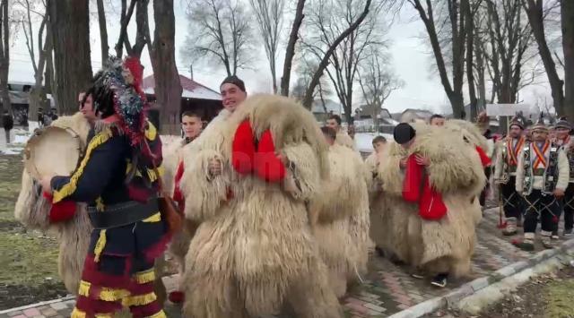 20 de formații de datini și obiceiuri au participat la Festivalul de Datini și Obiceiuri pe Stil Vechi din Drăgușeni