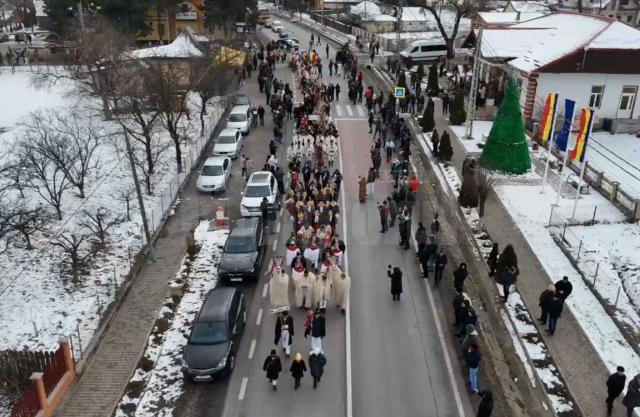 20 de formații de datini și obiceiuri au participat la Festivalul de Datini și Obiceiuri pe Stil Vechi din Drăgușeni