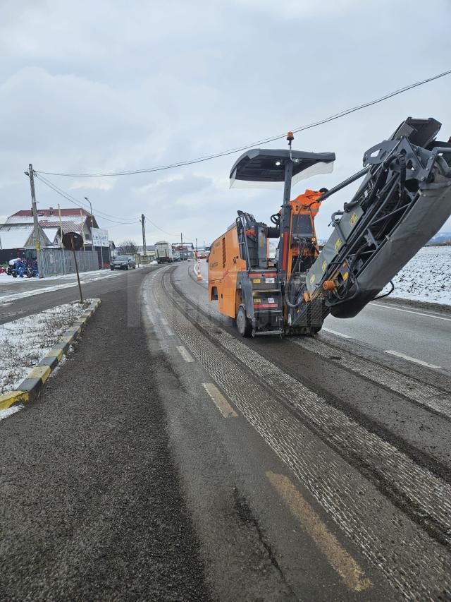 Asfalt frezat pentru creșterea aderenței într-o curbă de la Milișăuți unde au avut loc multe accidente