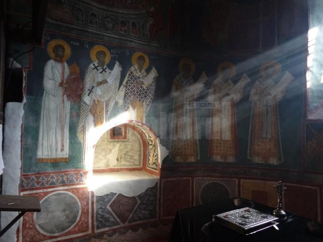 Proiecții solare în Biserica „Sfânta Cruce” din Pătrăuți