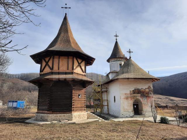 Biserica „Sfânta Cruce” din Pătrăuți