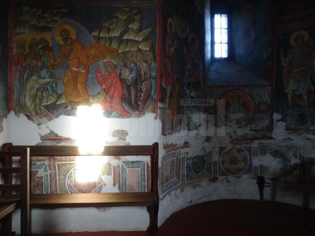 Proiecții solare în Biserica „Sfânta Cruce” din Pătrăuți