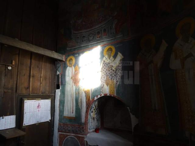 Proiecții solare în Biserica „Sfânta Cruce” din Pătrăuți