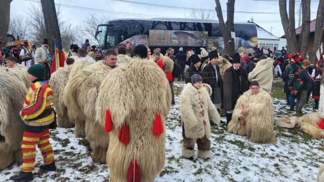 20 de formații de datini și obiceiuri au participat la Festivalul de Datini și Obiceiuri pe Stil Vechi din Drăgușeni (1)