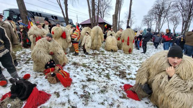 20 de formații de datini și obiceiuri au participat la Festivalul de Datini și Obiceiuri pe Stil Vechi din Drăgușeni (1)