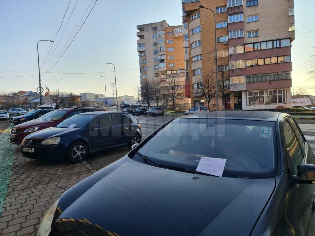 Amenzi și avertismente „împărțite” de Poliția Locală Suceava pentru parcarea pe trotuare