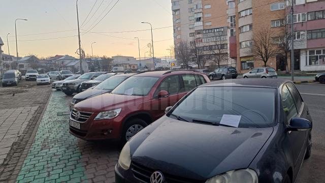 Mașinile parcate în zona Torino, din cartierul Burdujeni, au primit marți dimineață avertismente de la Poliția Locală Suceava