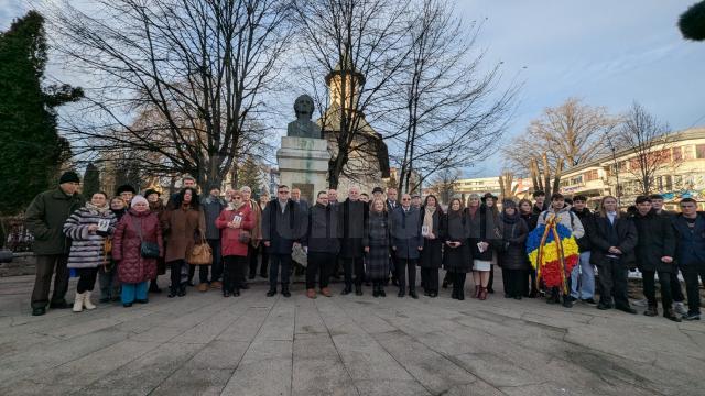 Coroane de flori și jerbe depuse de suceveni la bustul poetului Mihai Eminescu din municipiul Suceava, de Ziua Culturii Naționale