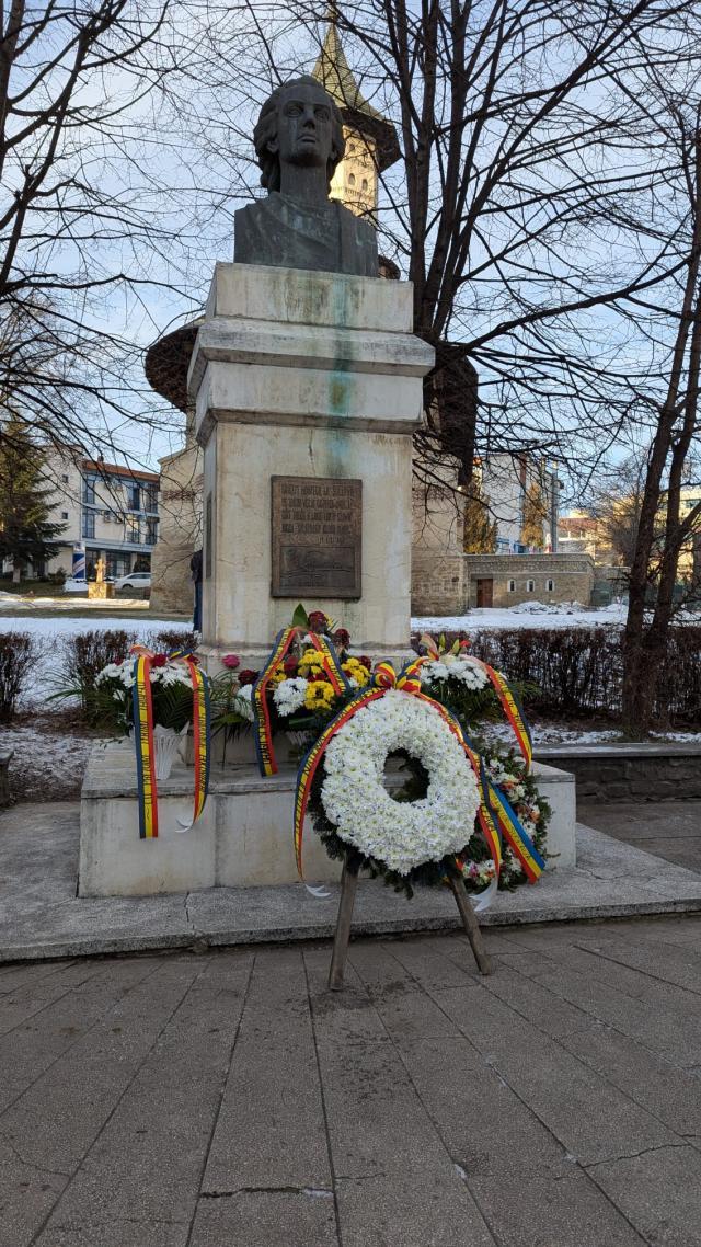 Coroane de flori și jerbe depuse de suceveni la bustul poetului Mihai Eminescu din municipiul Suceava, de Ziua Culturii Naționale