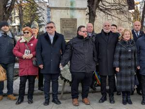 Coroane de flori și jerbe depuse de suceveni la bustul poetului Mihai Eminescu din municipiul Suceava, de Ziua Culturii Naționale