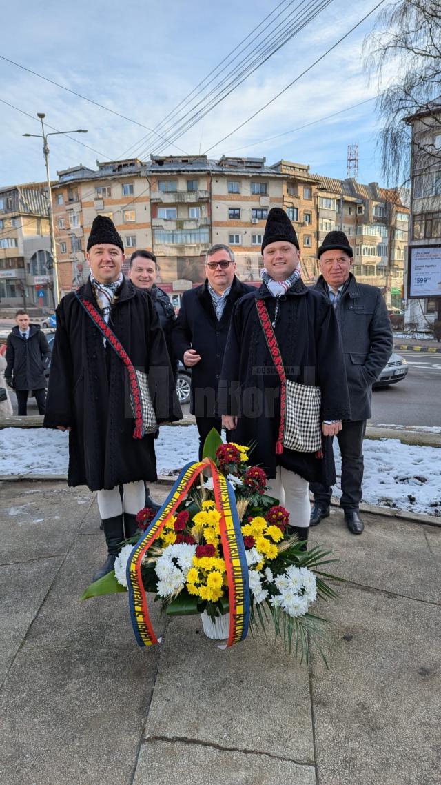 Coroane de flori și jerbe depuse de suceveni la bustul poetului Mihai Eminescu din municipiul Suceava, de Ziua Culturii Naționale