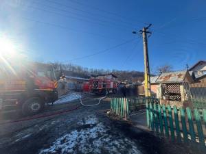 Casă distrusă de un incendiu izbucnit de la coșul de fum