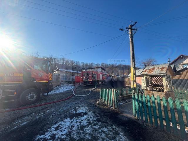 Casă distrusă de un incendiu izbucnit de la coșul de fum