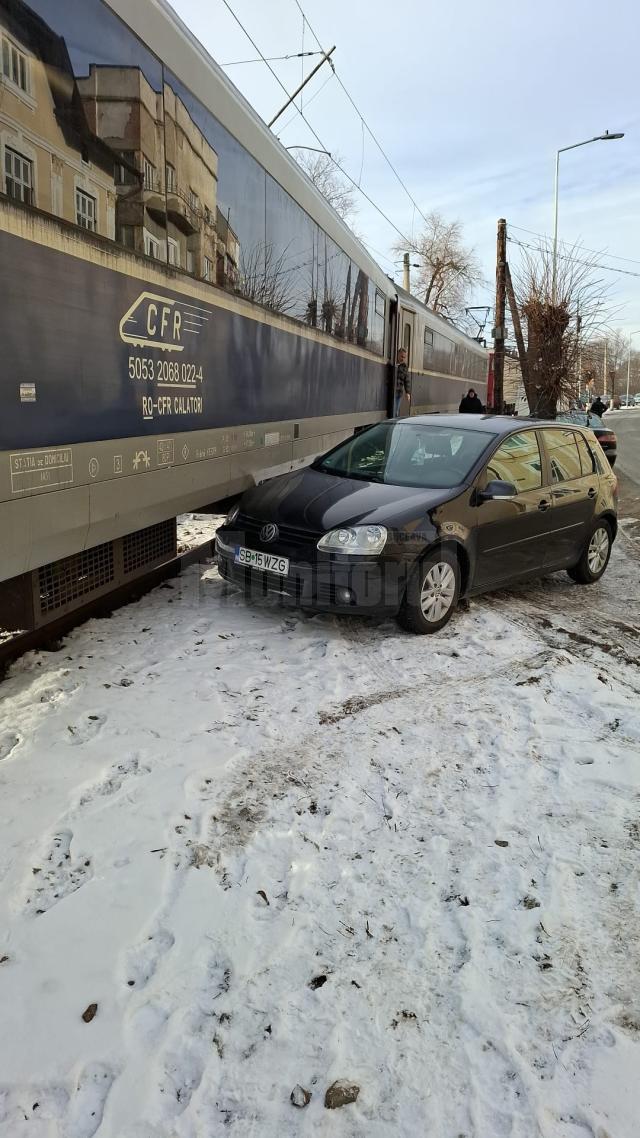 Trenul Iași-Timișoara, oprit la Vatra Dornei de o mașină parcată prea aproape de calea ferată