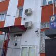 Peste 3 ani de pușcărie după ce a sărit la bătaie în mașina de poliție, în timp ce era ...