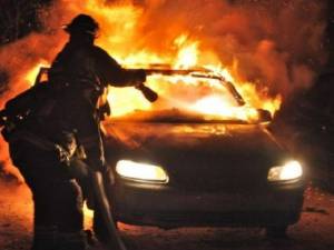 O mașină a unui dealer auto a fost distrusă, iar alte două avariate parțial, după un incendiu nocturn FOTOGRAFIE GENERICĂ